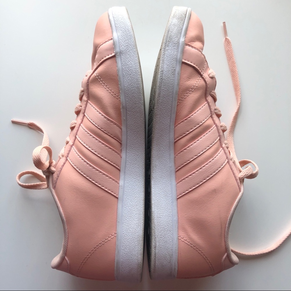 Peach / light pink Adidas sneakers 👟
